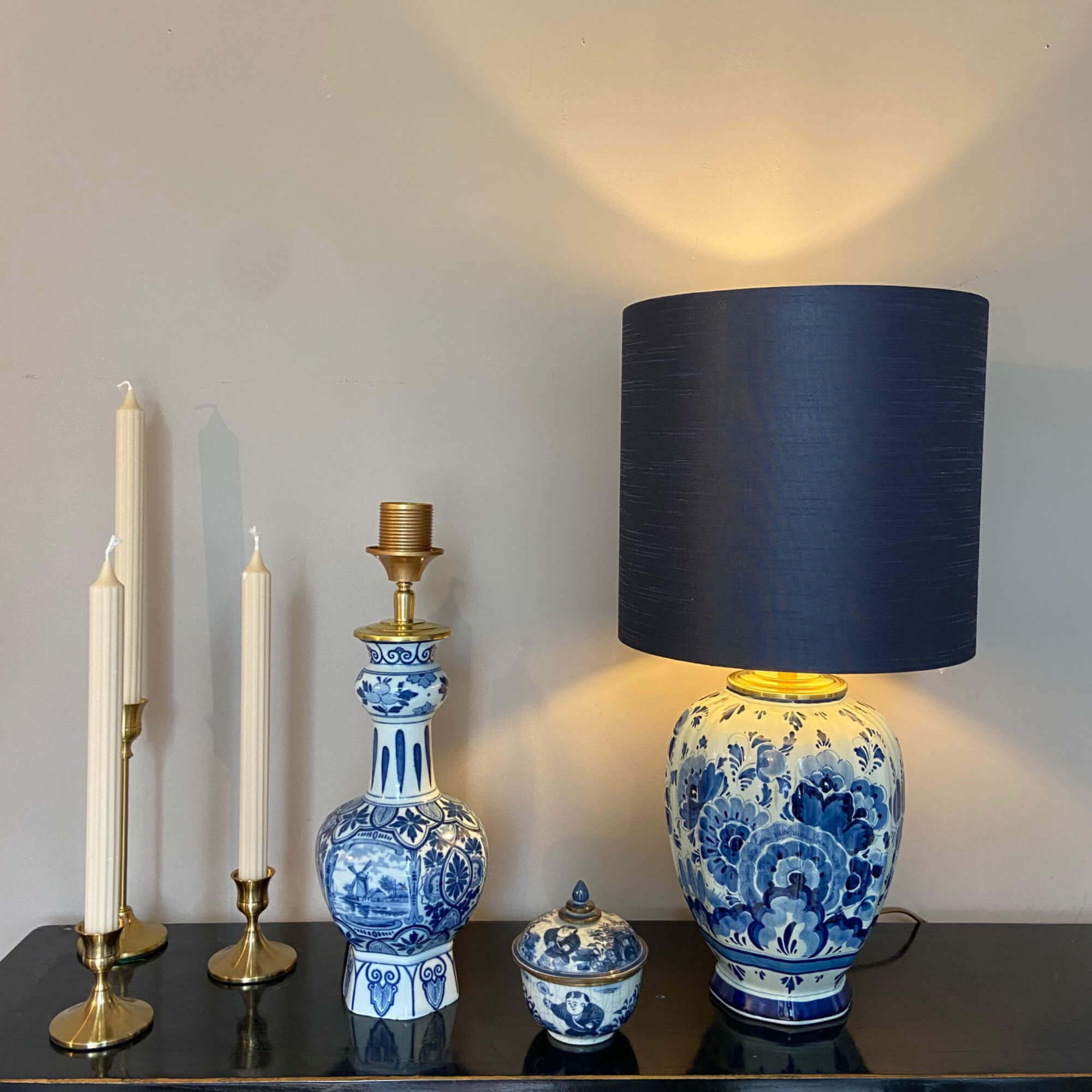 sfeerfoto met verschillende Delfts Blauwe lampen