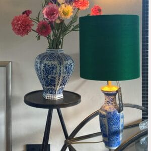 sfeerfoto van chinese lamp met groen zijden kap en een bos kleurrijke bloemen in een delftsblauwe vaas