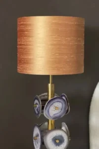 foto van een gouden lampenkap op een bijzondere lampenvoe