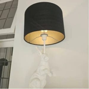 tafellamp in de vorm van een konijn met zwart zijden lampenkap