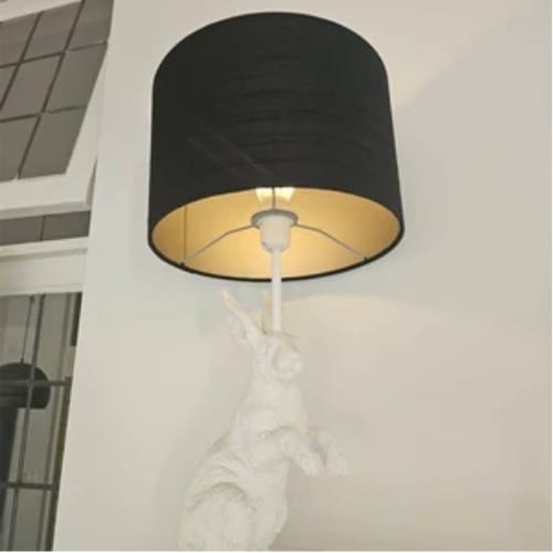 tafellamp in de vorm van een konijn met zwart zijden lampenkap