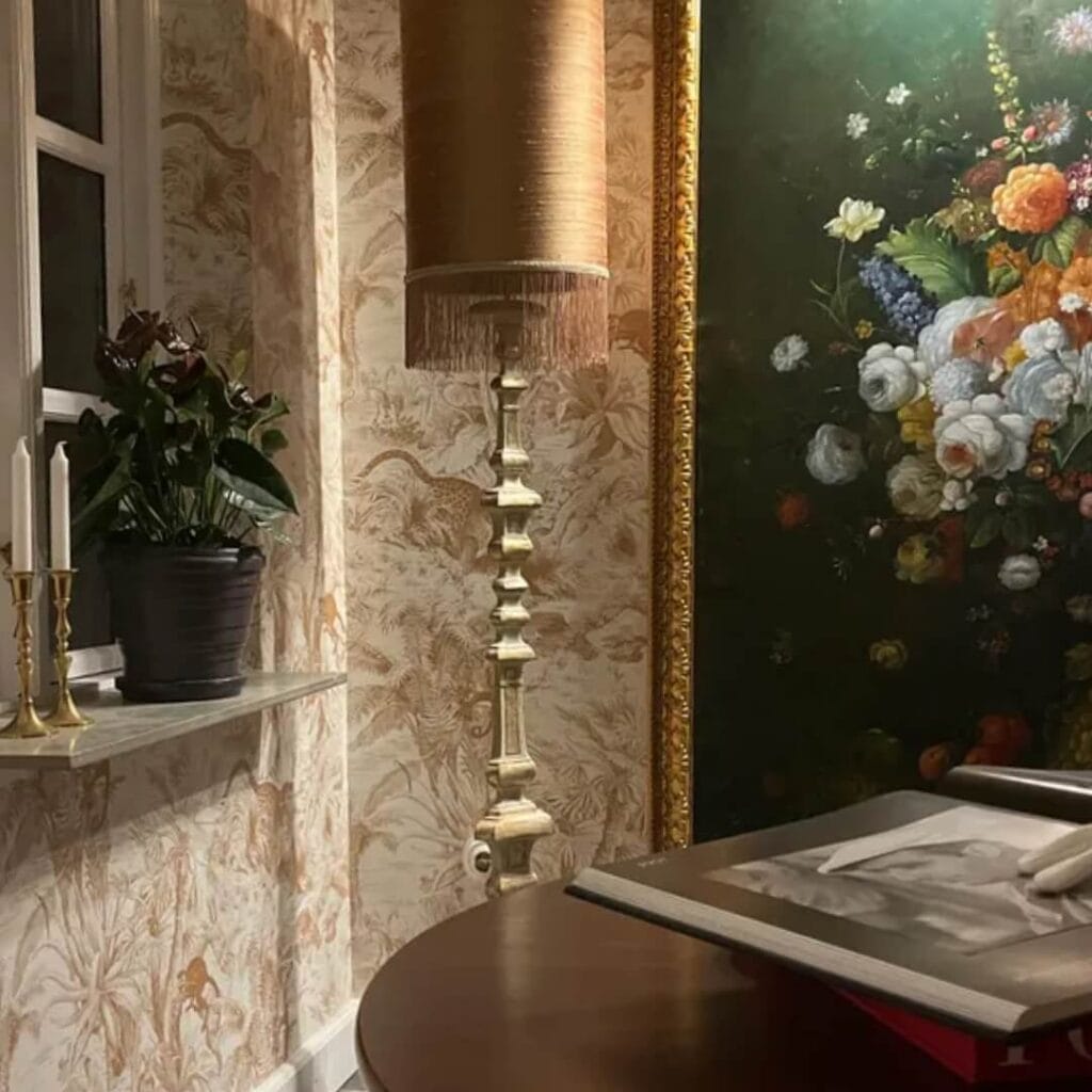 afbeelding van een antieke lamp in een klassiek interieur