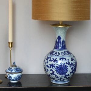 sfeerfoto blauw witte lampenvoet met accessoires eromheen