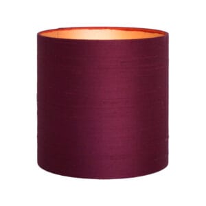 productafbeelding van een zijden lampenkap. er straalt goud sfeervol licht uit, de kleur is donkerrood zijde