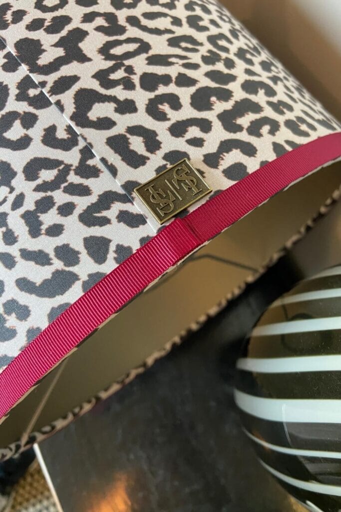 close-up foto van het LS merklabel.