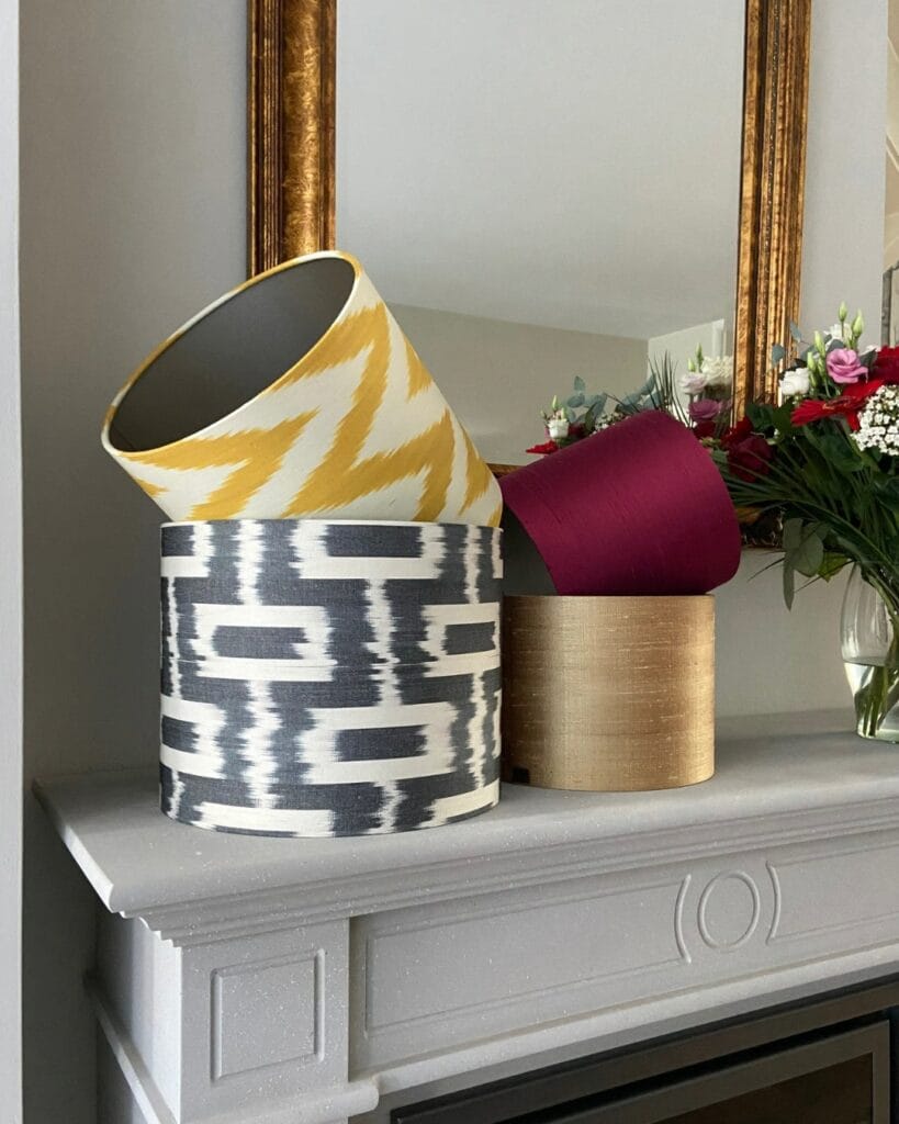 foto van een interieur met lampenkappen in bordeaux rood, oker en goud