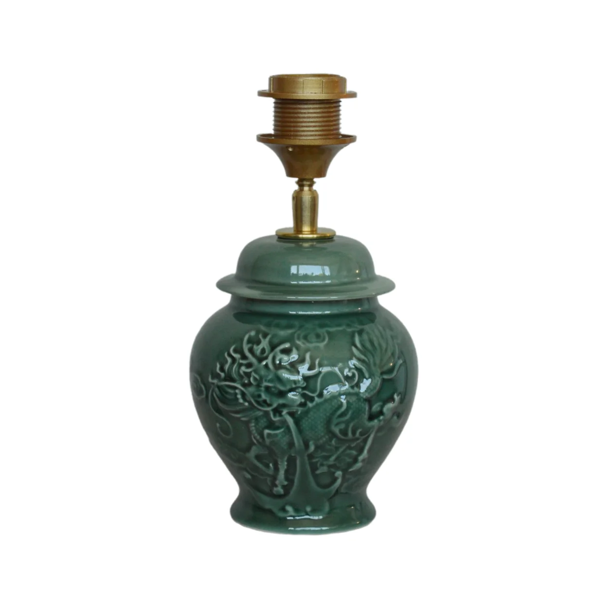 Groene keramieken lampenvoet in de vorm van een traditionele Chinese gemberpot, voorzien van een messing fitting. Het glanzende oppervlak toont een decoratief reliëf met drakenmotief. Deze compacte voet is ideaal voor een kleine tafellamp.