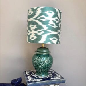 Lamp Keramiek Groen met Ikat Zijde Lampenkap, Luxe Lampenvoet Handgemaakt, Tafellamp voor modern Eclectisch Interieur | Lauren S Verlichting