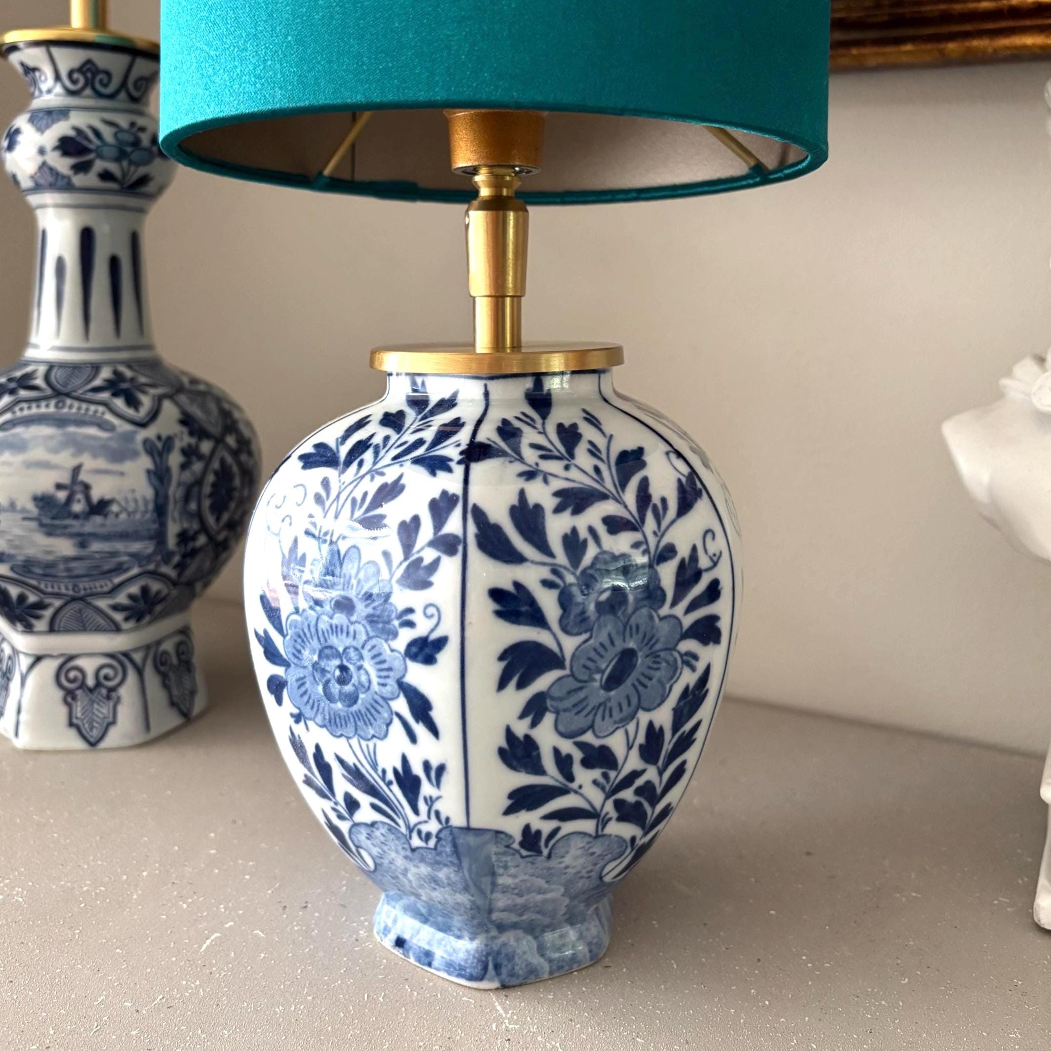 Tafellamp Delftsblauw Emerald lampenkap, blauw wit keramiek lampje voor bijzettafel of klassieke slaapkamer verlichting in Petrol | Lauren S