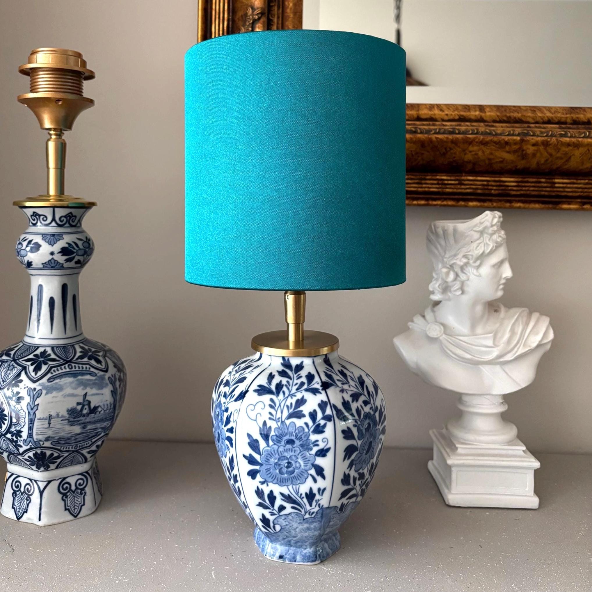 Tafellamp Delftsblauw Emerald lampenkap, blauw wit keramiek lampje voor bijzettafel of klassieke slaapkamer verlichting in Petrol | Lauren S