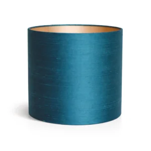 productfoto met witte achtergrond. Een teal petrol kleurige lampenkap met gouden binnenkant. de textuur van zijde is zichtbaar