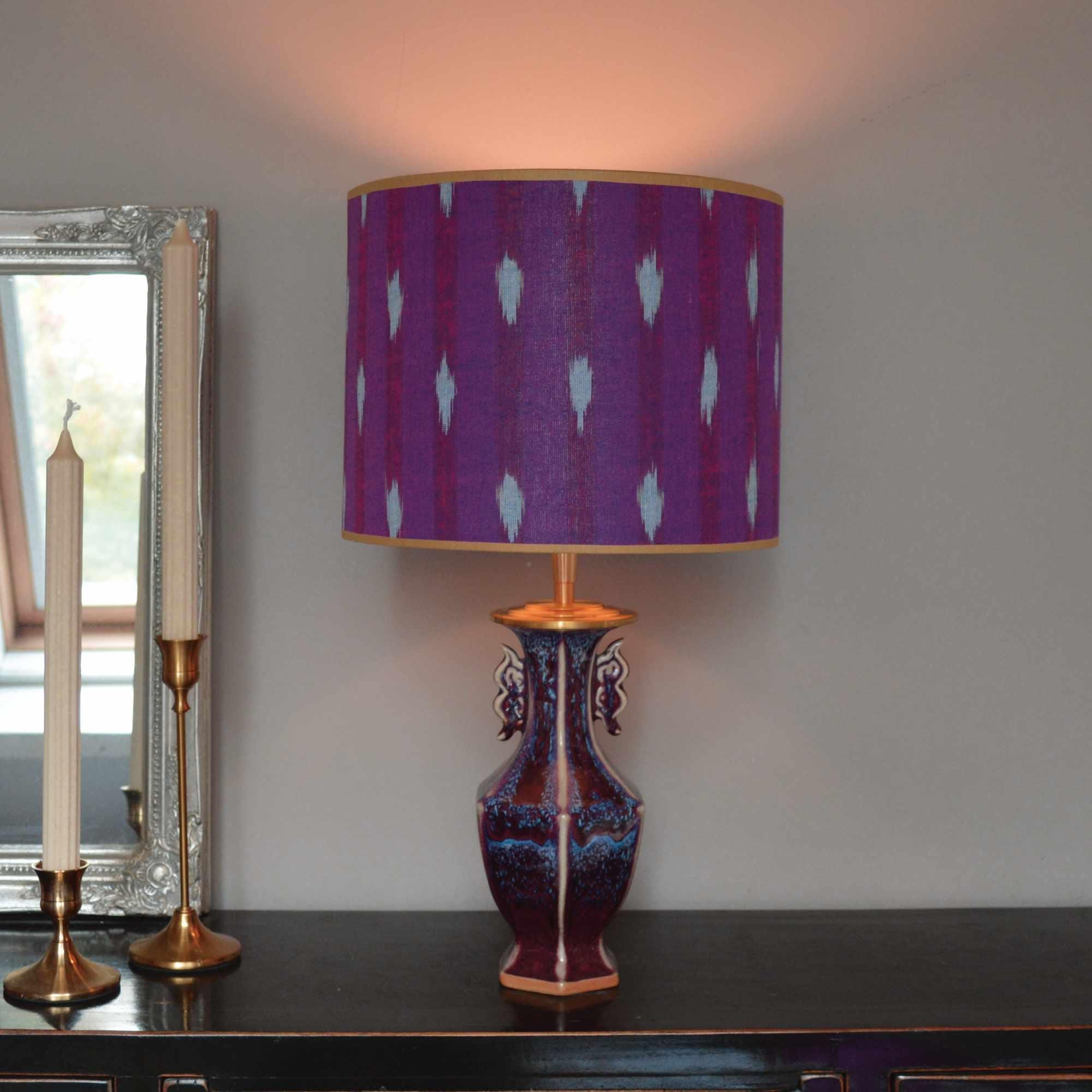 Lampenkap Paars donkerrood Ikat met Gouden binnenkant, Handgemaakt op maat met Mosterd gouden bies voor Woonkamer of Slaapkamer | Lauren S