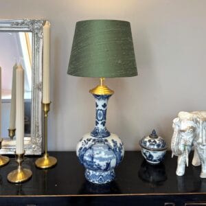 Tafellamp Blauw Wit porselein met groen zijden empire lampenkap, Origineel Delfts blauw Lampenvoet met schuine kap | Lauren S Verlichting