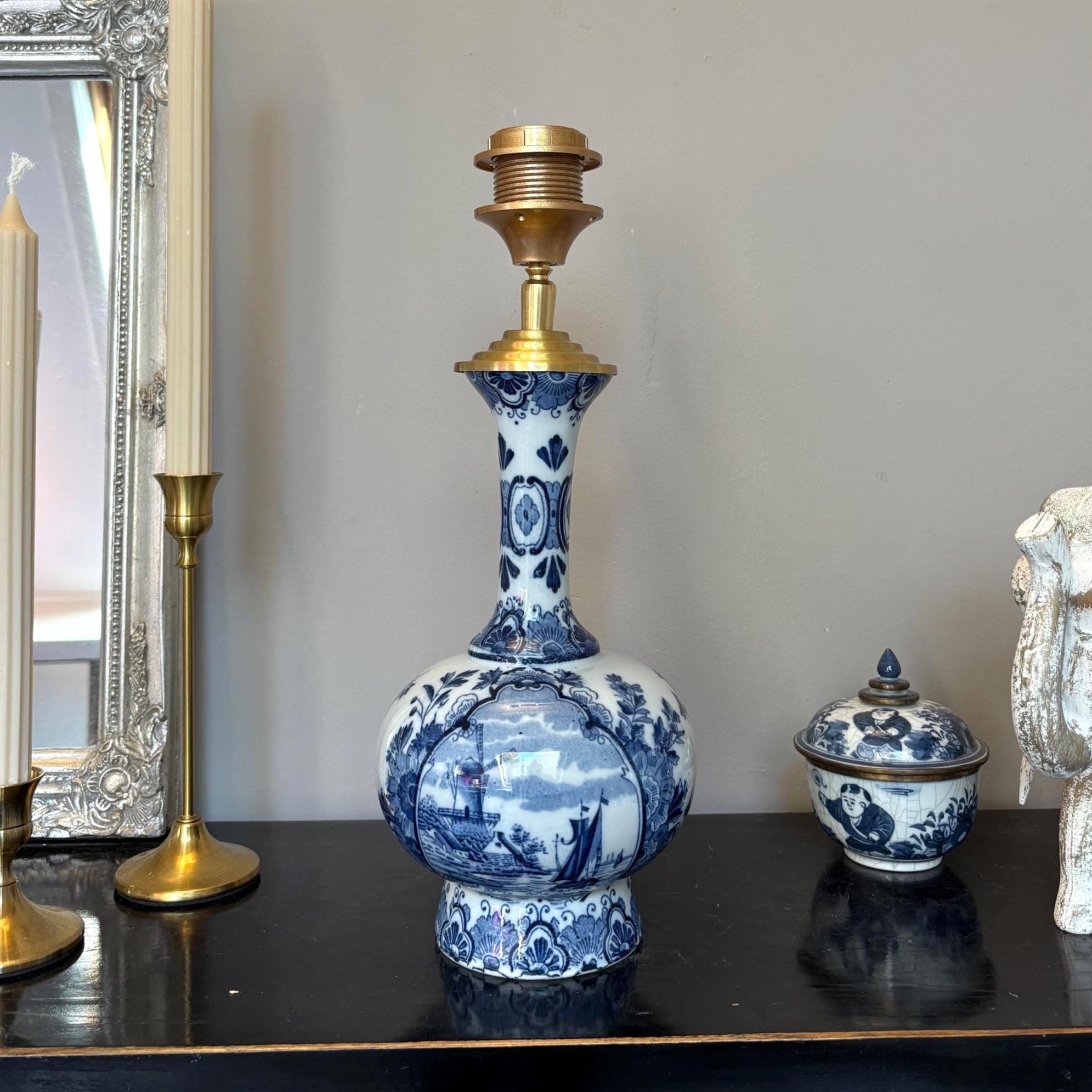 Tafellamp Blauw Wit porselein met groen zijden empire lampenkap, Origineel Delfts blauw Lampenvoet met schuine kap | Lauren S Verlichting