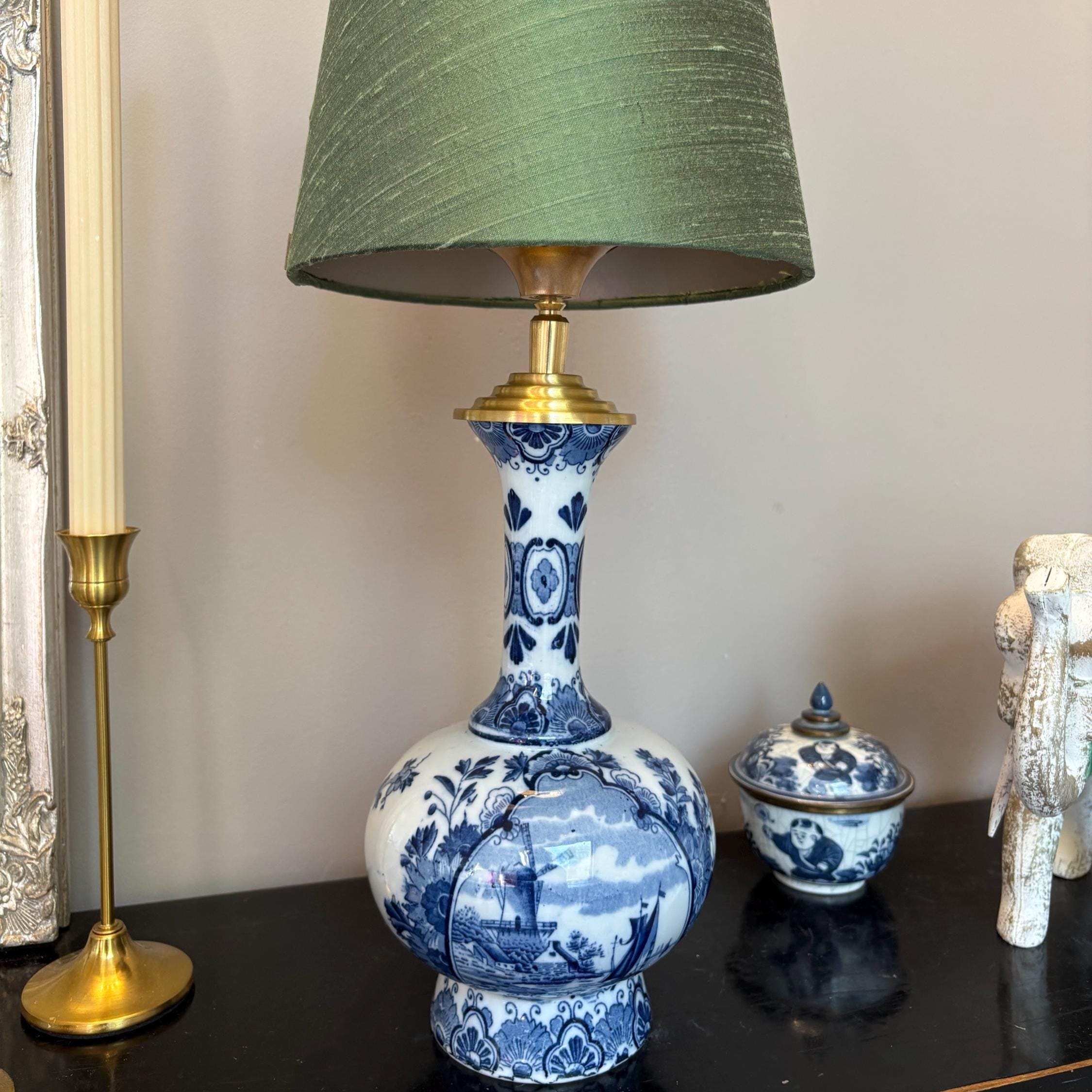 Tafellamp Blauw Wit porselein met groen zijden empire lampenkap, Origineel Delfts blauw Lampenvoet met schuine kap | Lauren S Verlichting