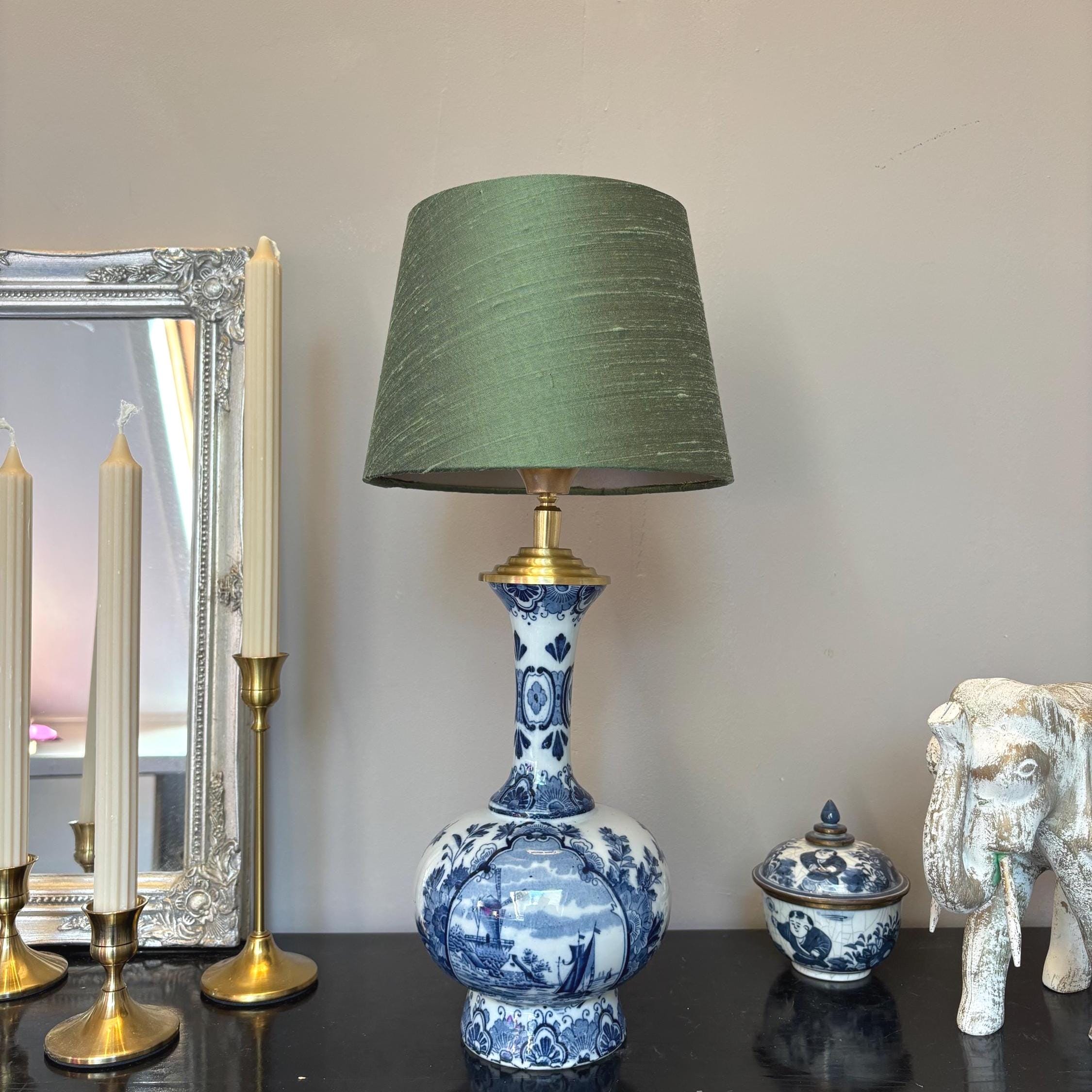 Tafellamp Blauw Wit porselein met groen zijden empire lampenkap, Origineel Delfts blauw Lampenvoet met schuine kap | Lauren S Verlichting
