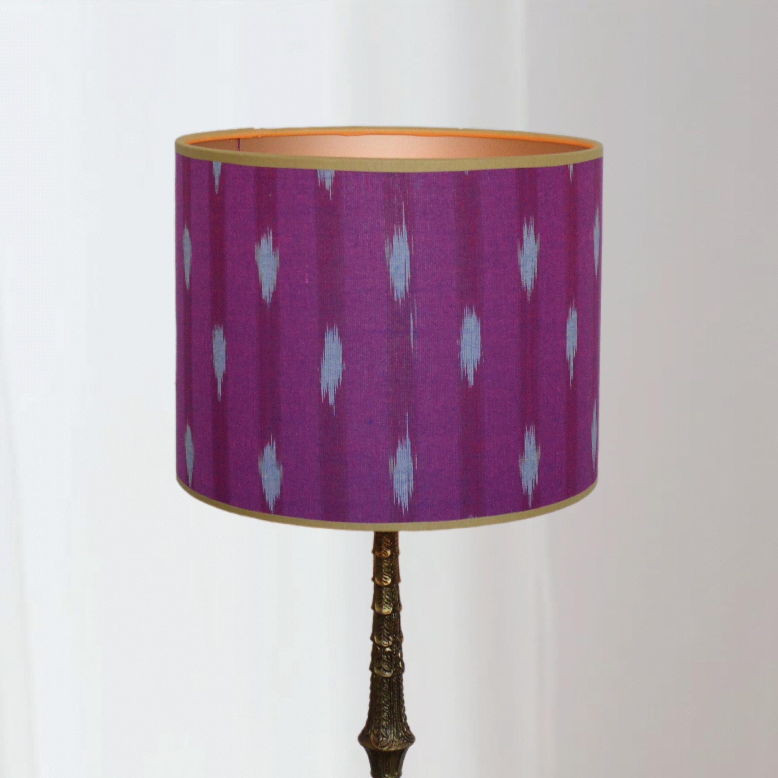 Lampenkap Paars donkerrood Ikat met Gouden binnenkant, Handgemaakt op maat met Mosterd gouden bies voor Woonkamer of Slaapkamer | Lauren S