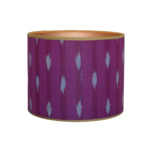 productafbeelding van een paarse lampenkap met gouden bies. de kap is gemaakt van ikat stof en heeft een gouden binnenkant