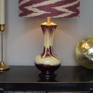 Tafellamp Maroon rood, Vintage West Germany Burgundy en Beige, Unieke keramieken lampenvoet in Donkerrood met Messing | Lauren S