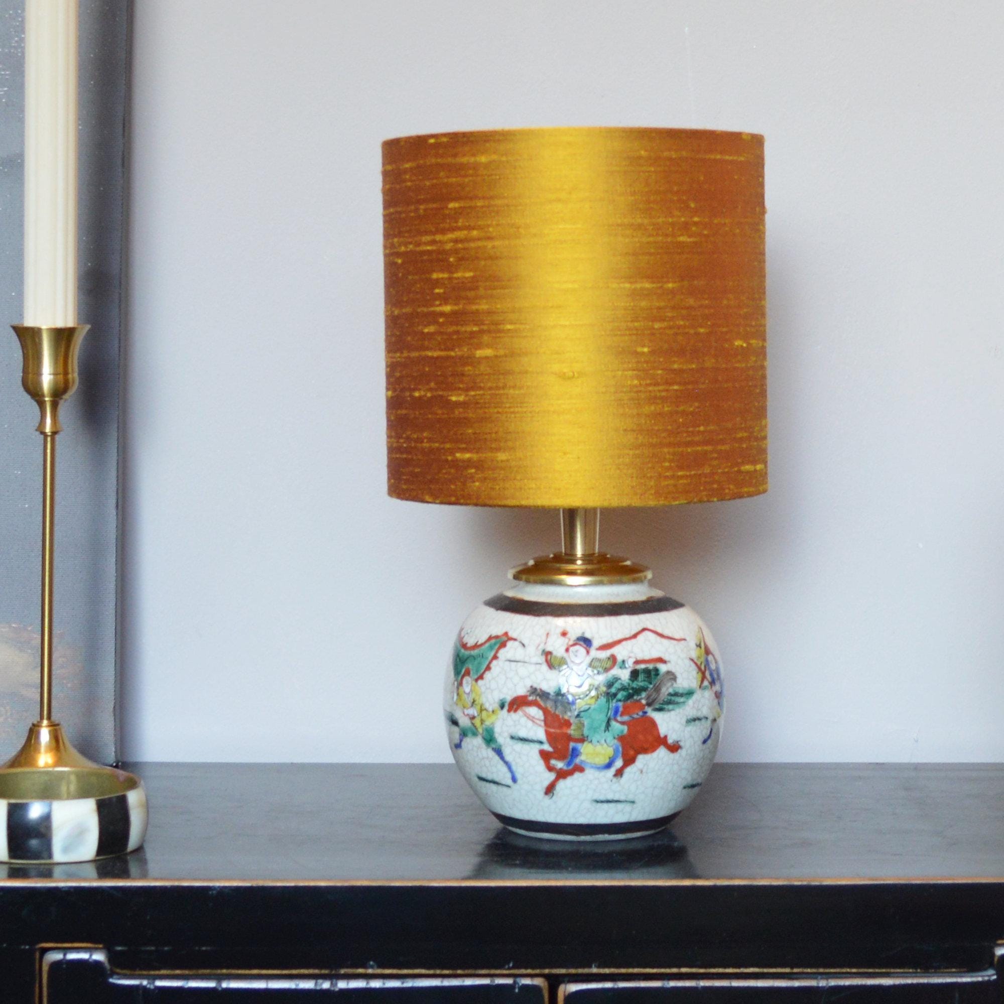 Kleine Tafellamp gemberpot Lamp Chinees porselein met zijden lampenkap in oker goud, voor nachtkastje of op plank | Lauren S Verlichting