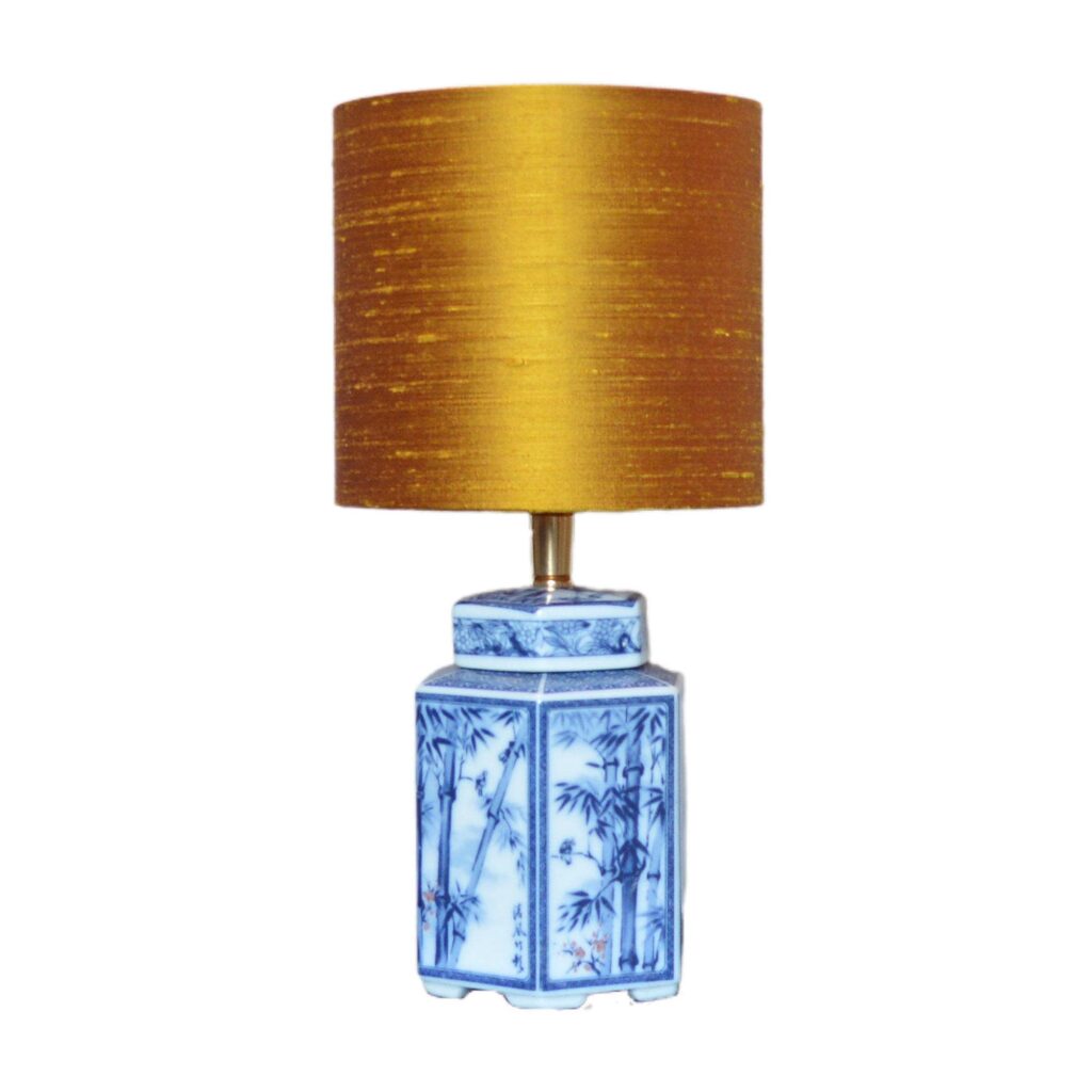 Kleine Tafellamp blauw wit Lamp Chinees porselein met zijden lampenkap in oker goud, voor nachtkastje of op plank | Lauren S Verlichting