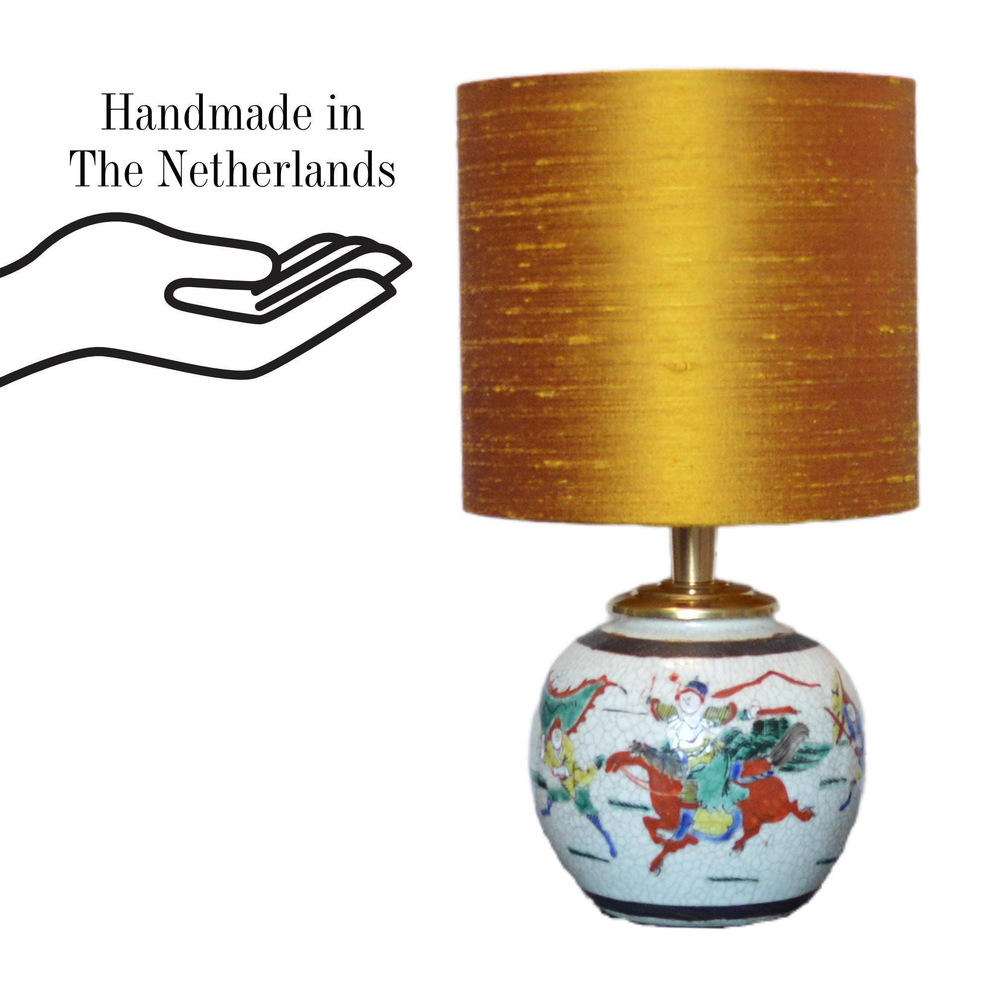 Kleine Tafellamp gemberpot Lamp Chinees porselein met zijden lampenkap in oker goud, voor nachtkastje of op plank | Lauren S Verlichting