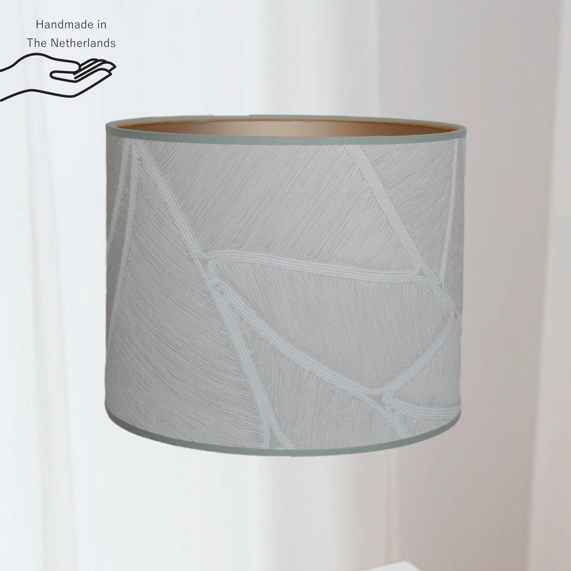 Lampenkap Crème Beige Spiral textuur, Licht sage Groene Bies en Gouden Binnenkant, Designer style voor staande lamp of hanglamp | Lauren S