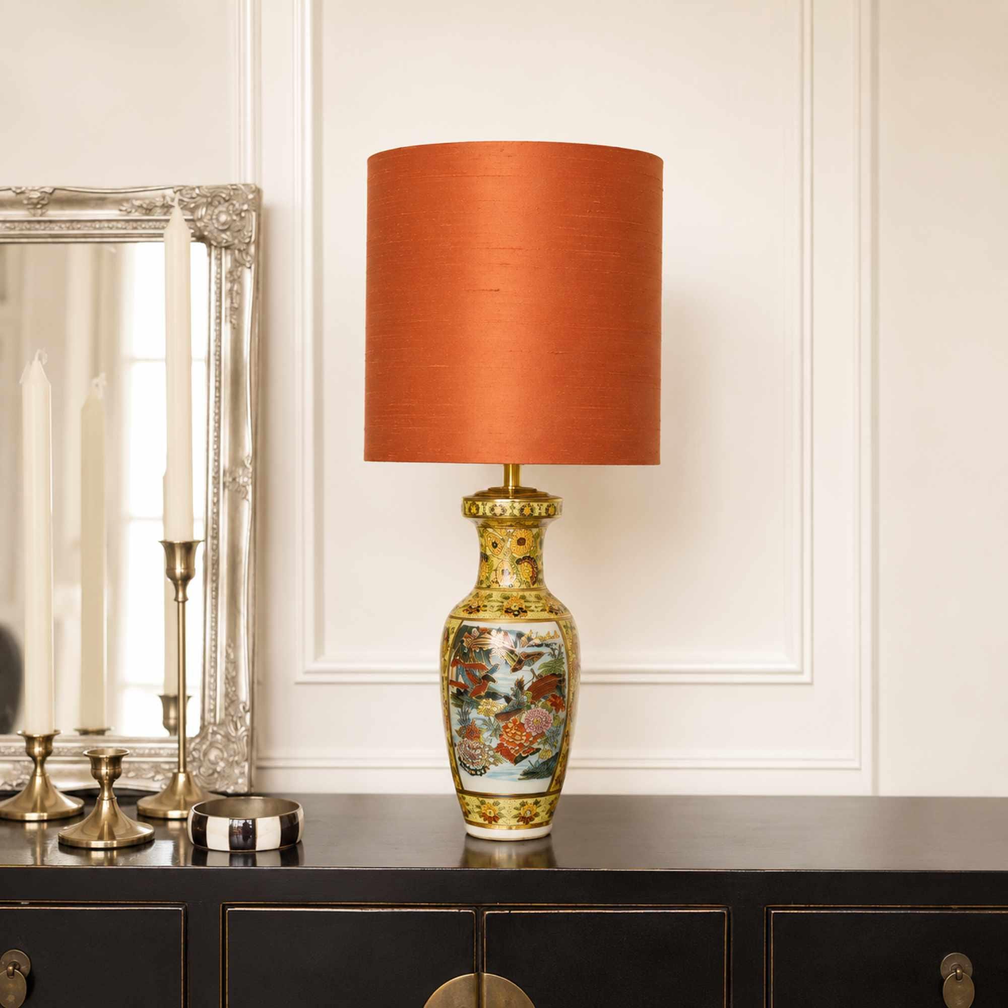 Lampenvoet oker geel Chinoiserie, Aziatische Tafellamp handgemaakte Eclectische verlichting, Lamp porselein met messing Luxe woondecoratie