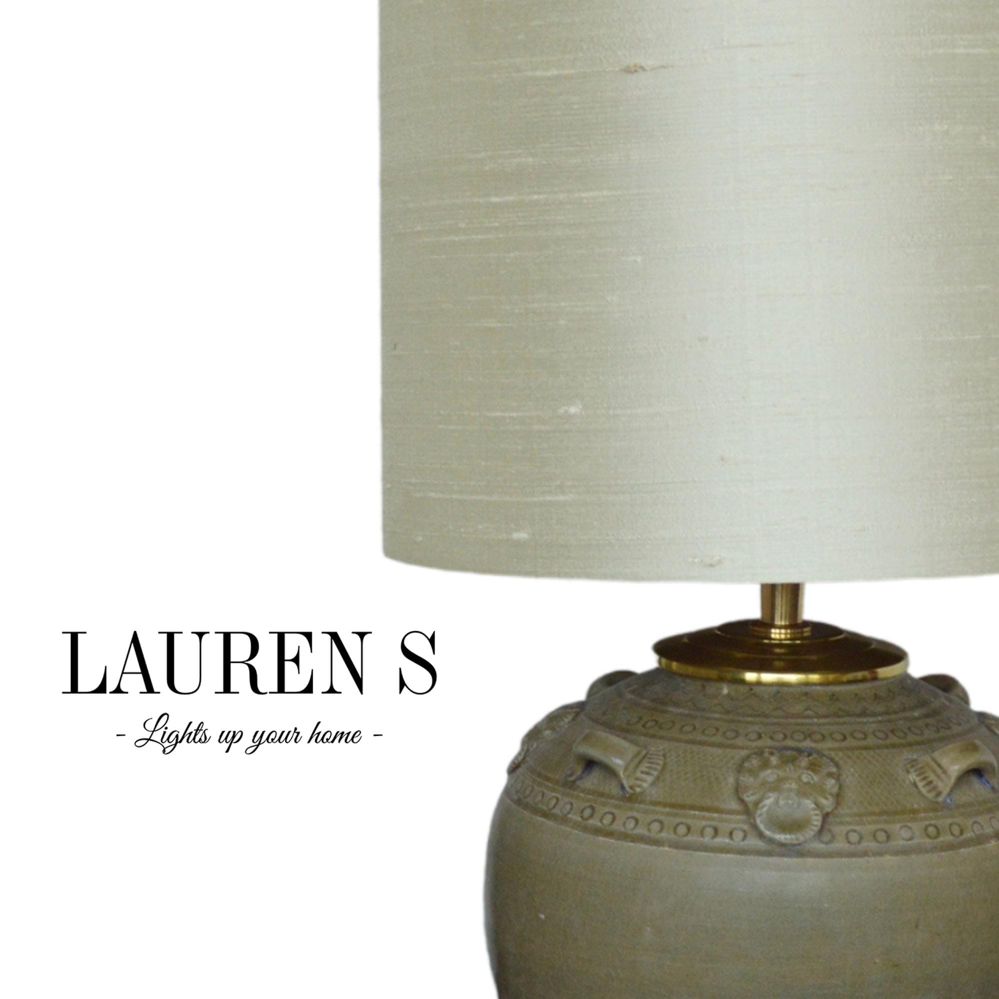 Beige Lampenkap op maat, Luxe Lampenkap Oyster zijde, handgemaakt met gouden binnenkant, staande lamp of hanglamp, groot en klein | Lauren S