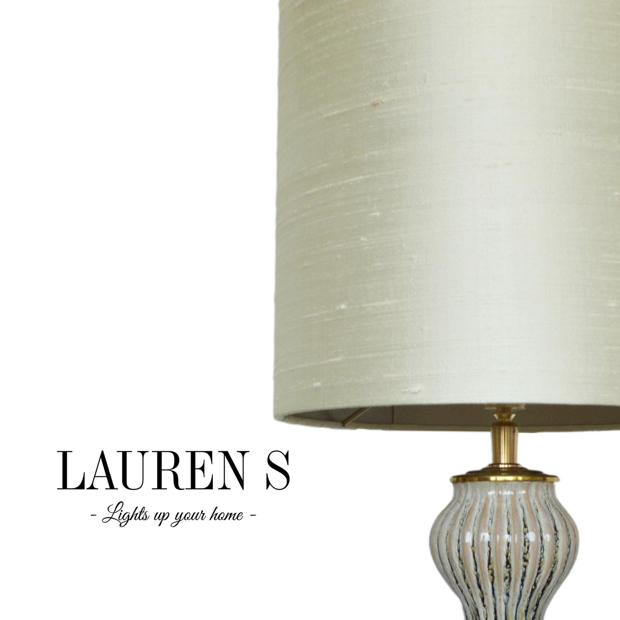 Beige Lampenkap op maat, Luxe Lampenkap Oyster zijde, handgemaakt met gouden binnenkant, staande lamp of hanglamp, groot en klein | Lauren S